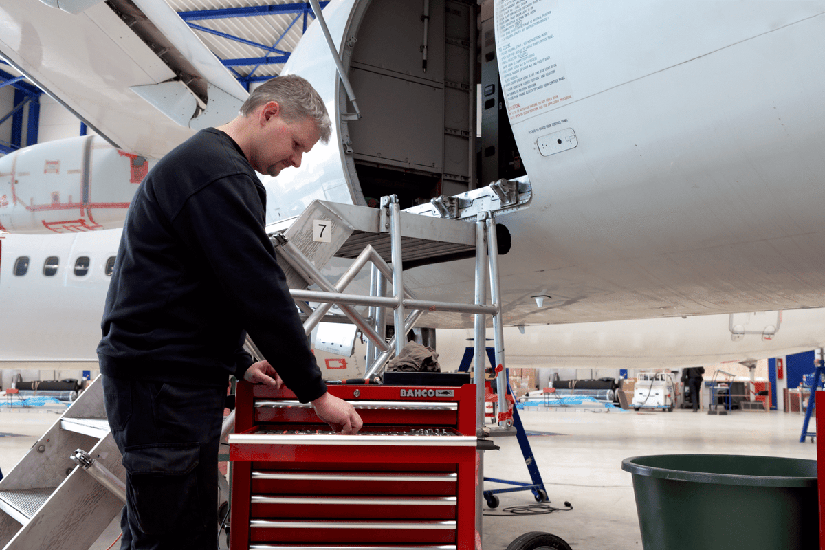 Bahco - Bahco 1475K6 26in Classic C75 Tool Trolley with 6 Drawers - Aircraft technician using red tool chest in hangar. - imagen 13