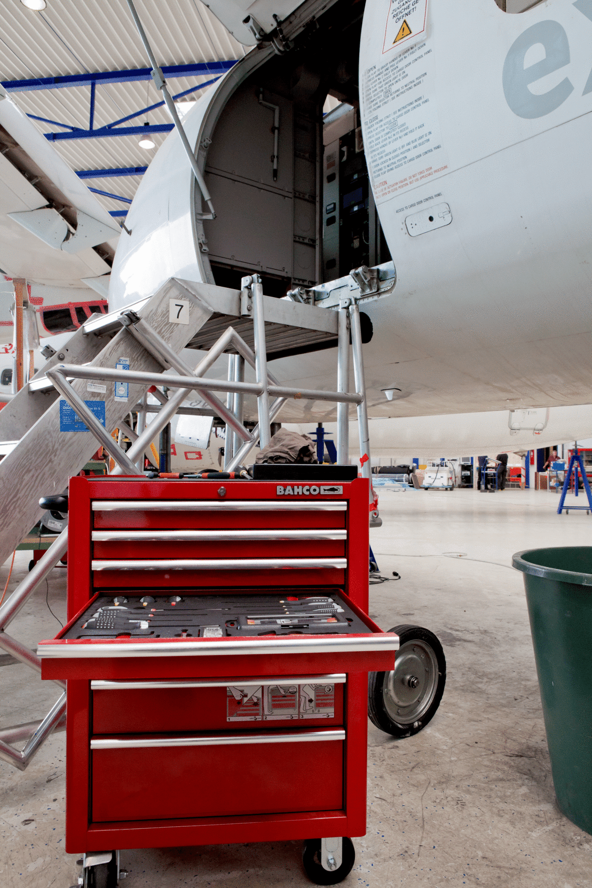 Bahco - Bahco 1475K6 26in Classic C75 Tool Trolley with 6 Drawers - Red BAHCO tool chest with open drawers, airplane hangar. - imagen 14