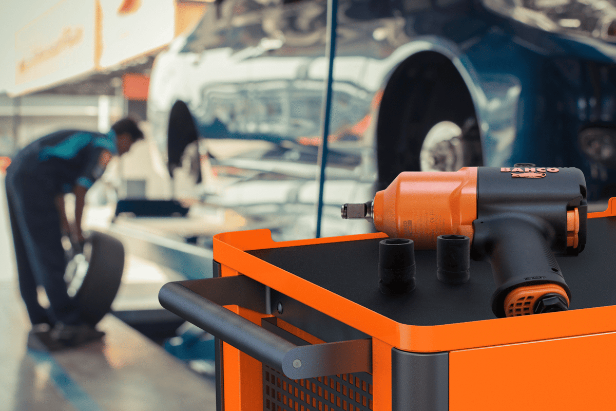 Bahco - Bahco 1472K5 26in E72 Storage HUB Tool Trolley with 5 Drawers Orange - Orange pneumatic wrench on workshop tool cart. - imagen 7