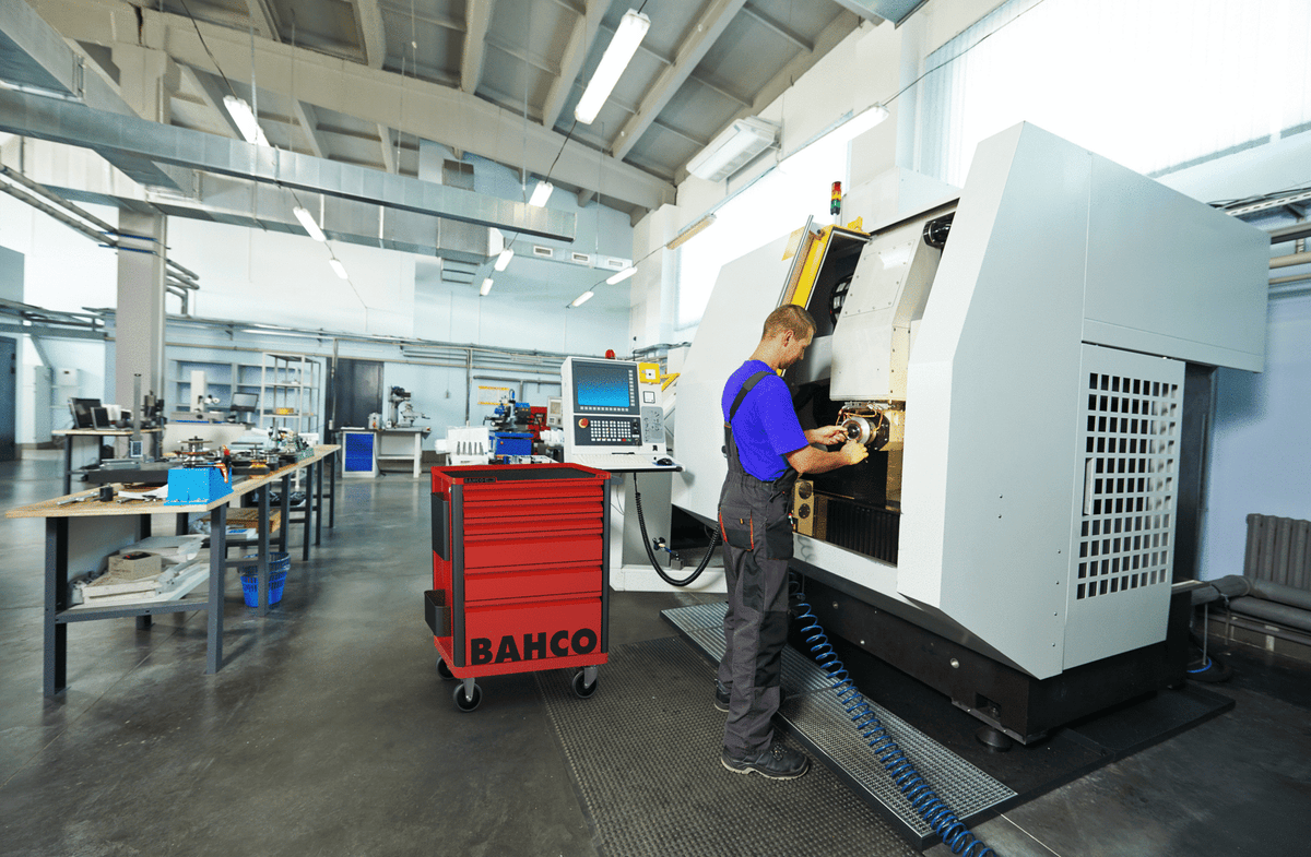 Bahco - Bahco 1472K5 26in E72 Storage HUB Tool Trolley with 5 Drawers Orange - CNC milling machine operational in modern workshop setting. - imagen 8