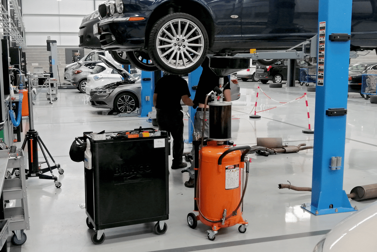Bahco - Bahco 1472K5 26in E72 Storage HUB Tool Trolley with 5 Drawers Orange - Auto repair garage with car lifts and equipment. - imagen 9