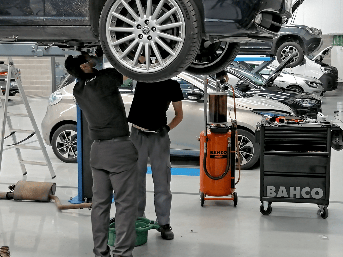 Bahco - Bahco 1472K5 26in E72 Storage HUB Tool Trolley with 5 Drawers Orange - Car repair specialists using hydraulic lift system. - imagen 10