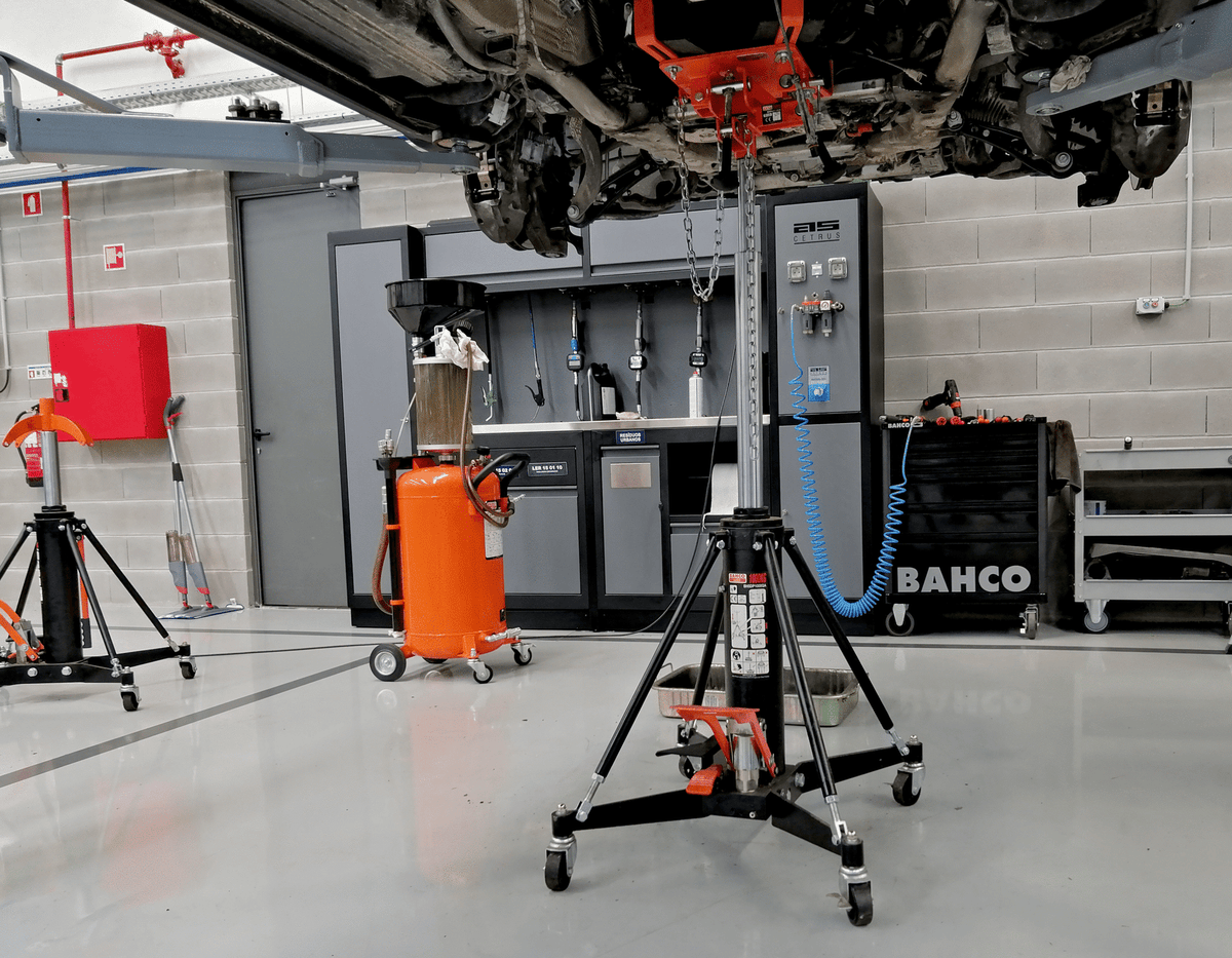 Bahco - Bahco 1472K5 26in E72 Storage HUB Tool Trolley with 5 Drawers Orange - Car engine lift in automotive workshop setting. - imagen 11