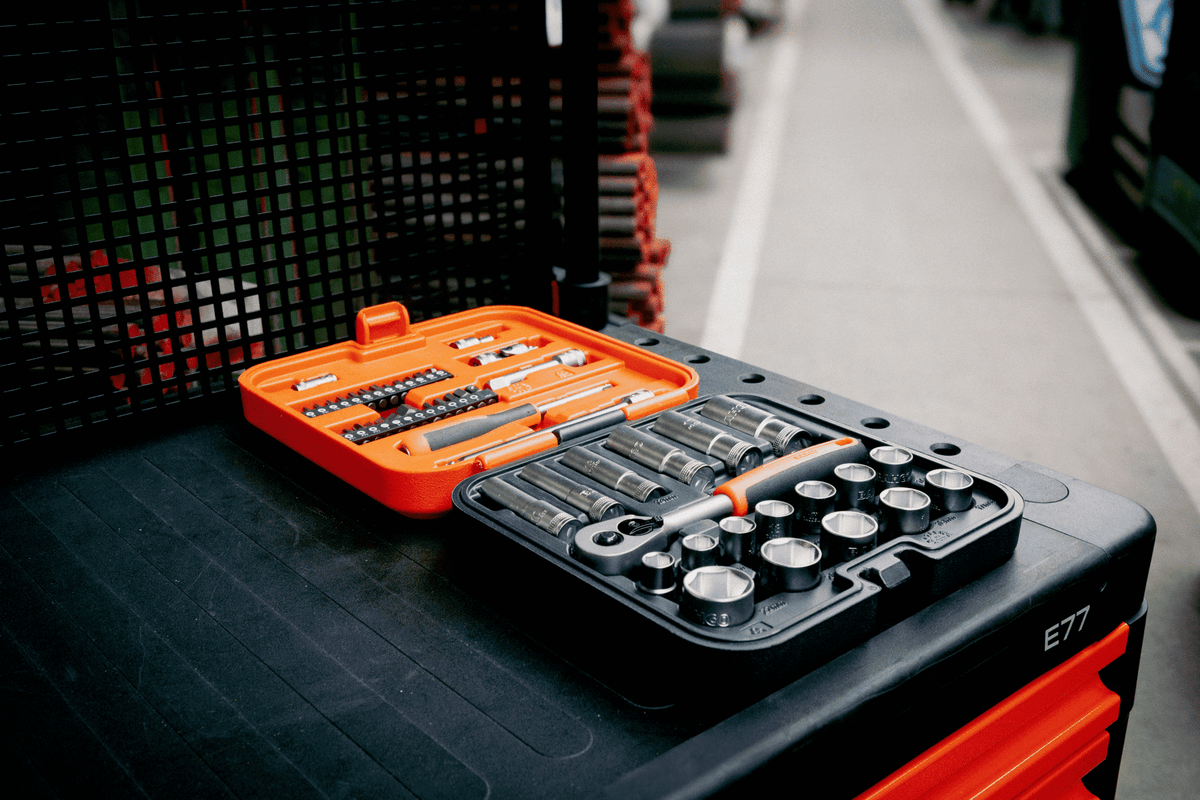 Bahco - Bahco S51MC3H 3/8in Drive Standard and Deep Socket & 1/4in Bit Set, 51 Piece - Socket wrench set with organized orange case. - imagen 11