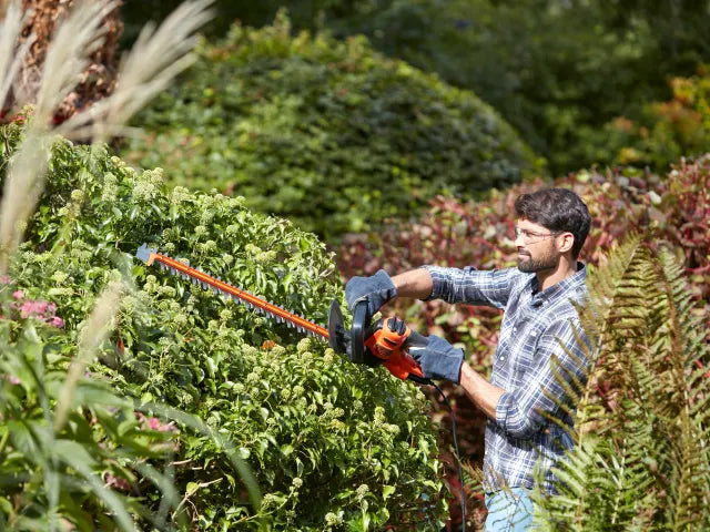 BLACK + DECKER BEHTS401 Hedge Strimmer® with Saw Blade 55cm 500W 240V – – Now available at MTN Shop UK. - imagen 8