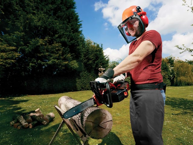 BLACK + DECKER GKC1825L20 Cordless Chainsaw 25cm Bar 18V 1 x 2.0Ah Li-ion – – Now available at MTN Shop UK. - imagen 2