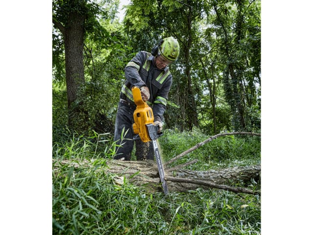 DEWALT DCMCS575N XR FlexVolt Chainsaw 50cm Bar 54V Bare Unit – – Now available at MTN Shop UK. - imagen 4
