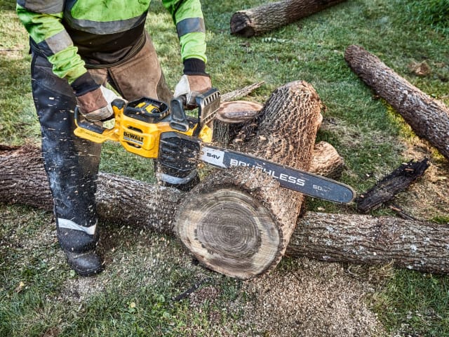 DEWALT DCMCS575N XR FlexVolt Chainsaw 50cm Bar 54V Bare Unit – – Now available at MTN Shop UK. - imagen 6