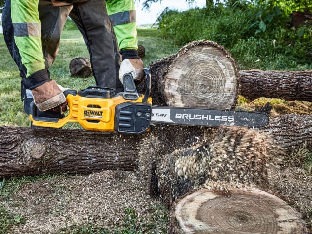 DEWALT DCMCS575N XR FlexVolt Chainsaw 50cm Bar 54V Bare Unit – – Now available at MTN Shop UK. - imagen 7