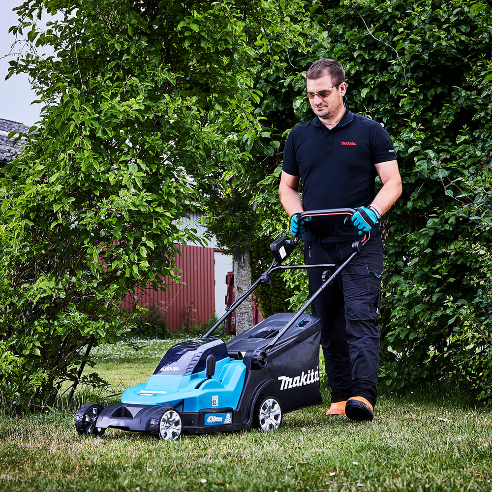 Makita - Makita DLM432 LXT Lawnmower 43cm - Cordless Makita lawn mower in action on grass. - imagen 5