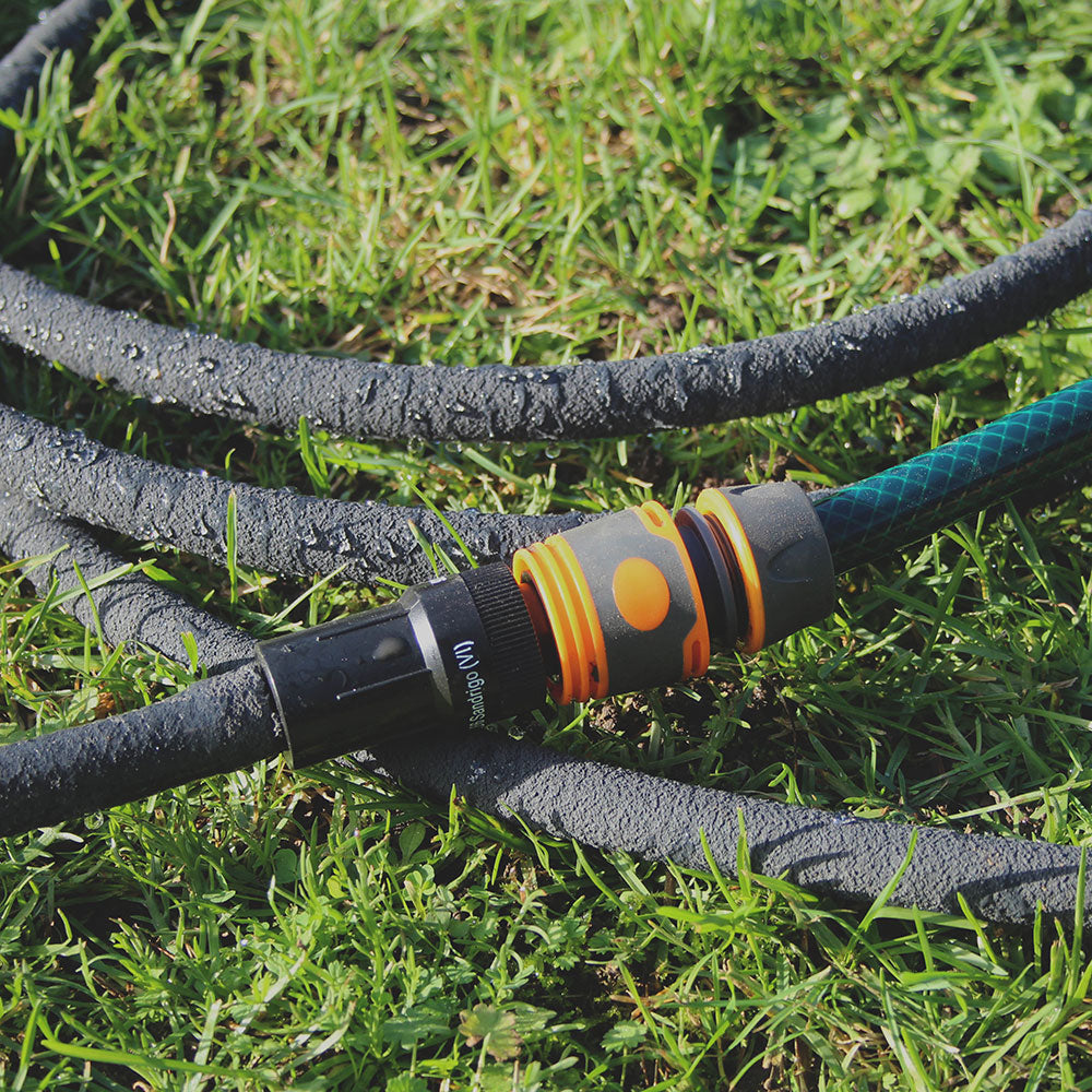 Faithfull 15 Metre Soaker Hose Kit connector fitting in grass - imagen 6