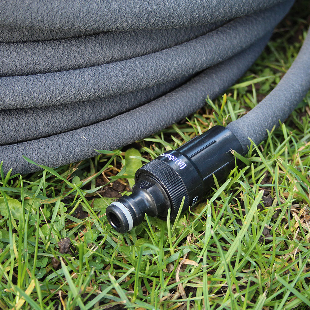 Close-up of Faithfull 15 Metre Soaker Hose Kit porous surface with connector - imagen 5