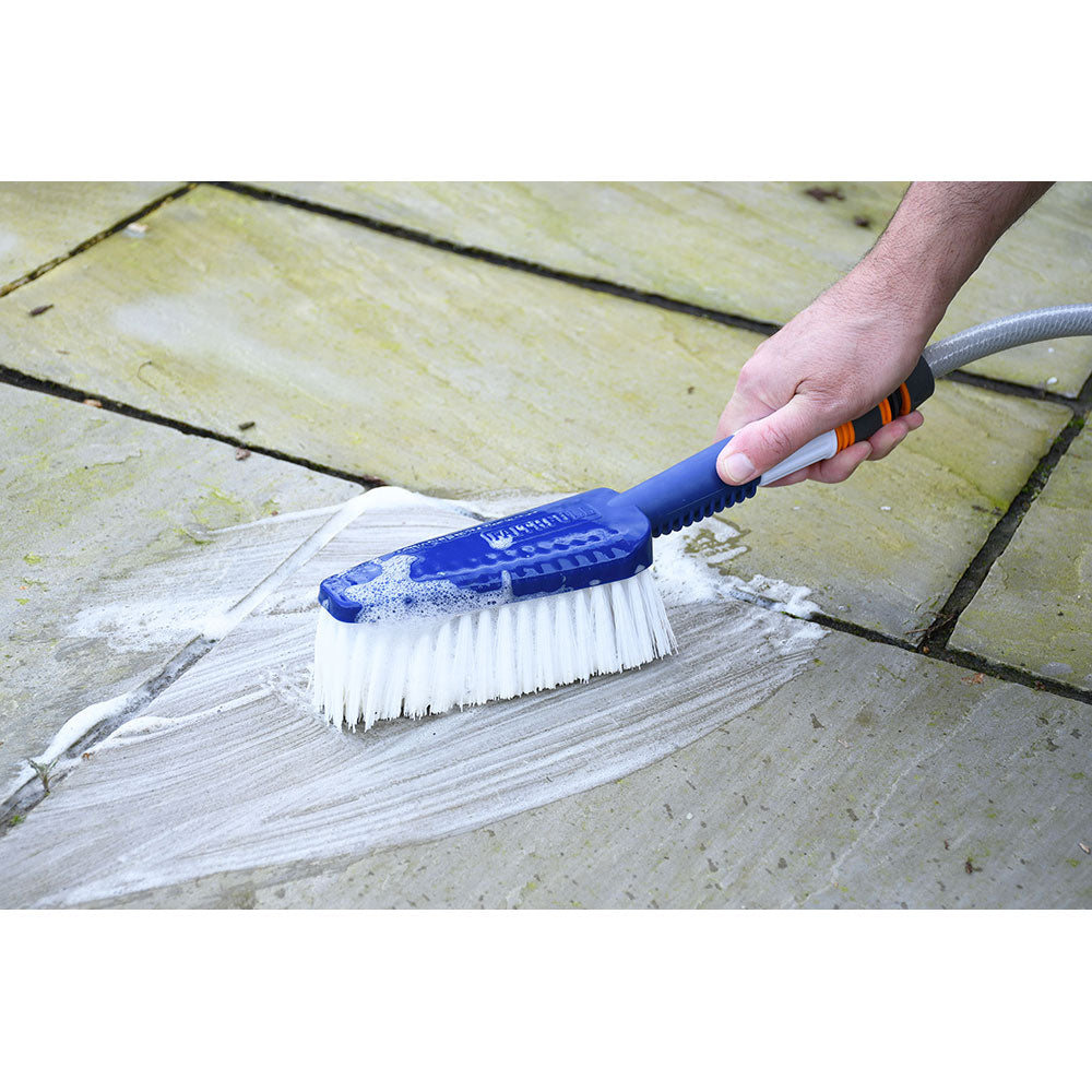 Faithfull Water Flow Hand Brush cleaning an outdoor tiled floor - imagen 12