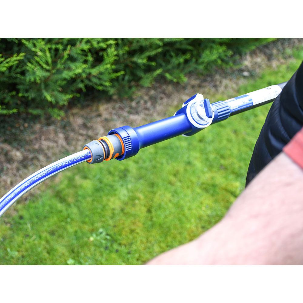 Close-up of Faithfull Water Flow Pole and Head Set hose fitting in use - imagen 8