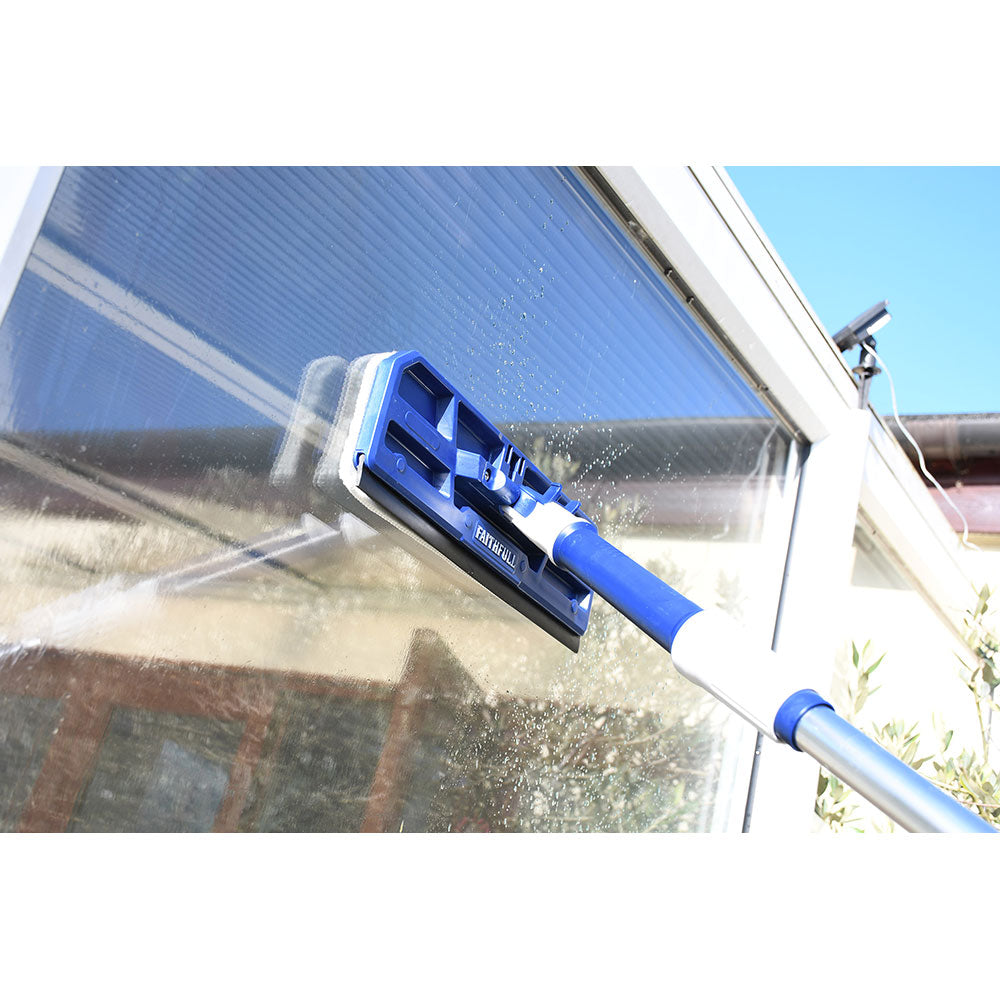 Faithfull Water Flow Window Cleaning Mop attached to telescopic pole cleaning a conservatory window - imagen 5