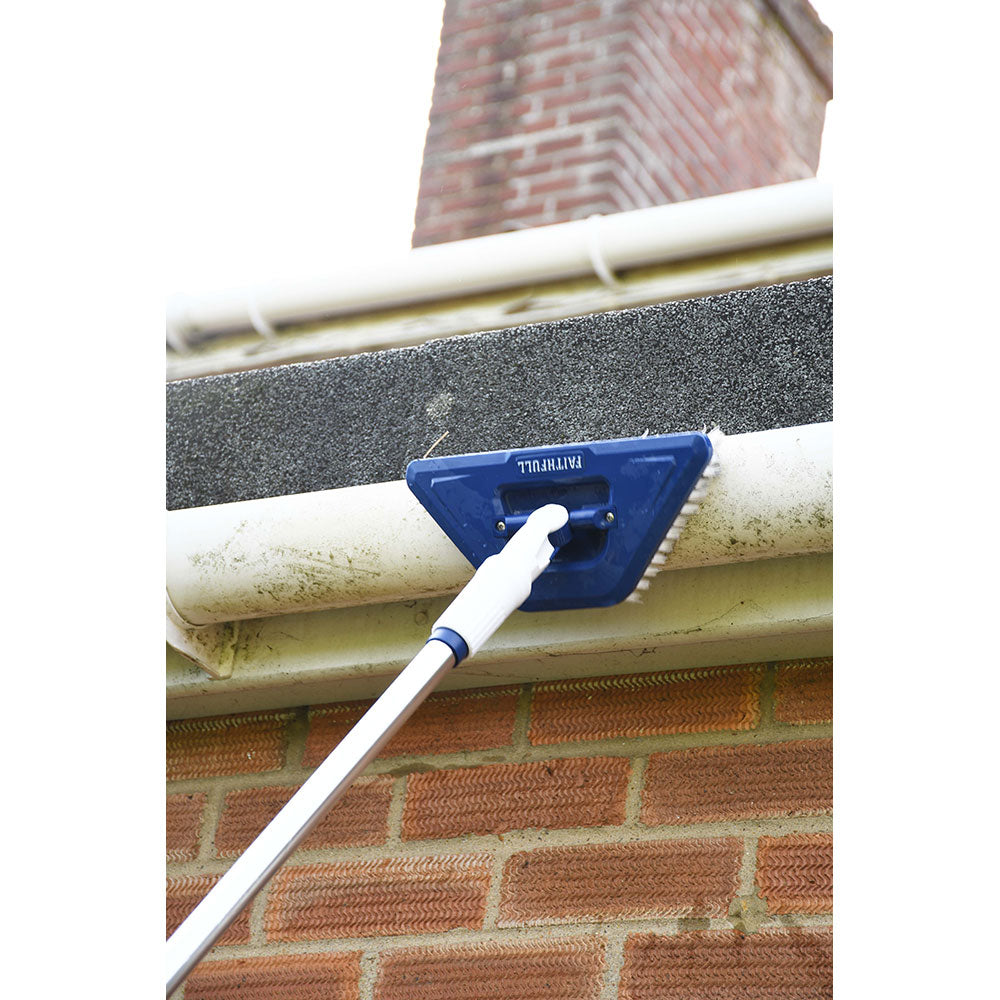 Faithfull Water Flow Telescopic Extension Pole cleaning a guttering fascia - imagen 11
