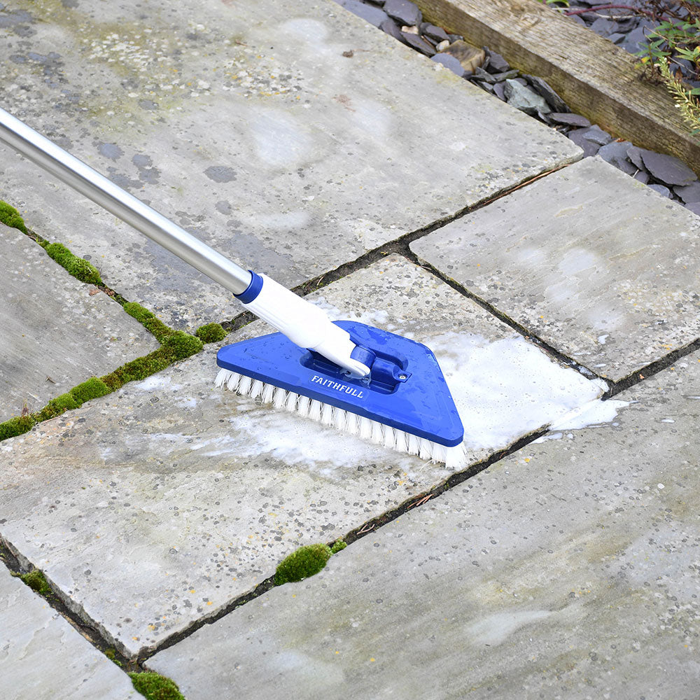 Faithfull Water Flow Cleaning Brush cleaning an outdoor tiled floor - imagen 13