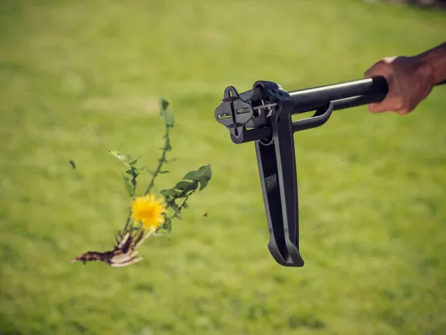 Fiskars Solid™ Weed Puller – – Now available at MTN Shop UK. - imagen 3