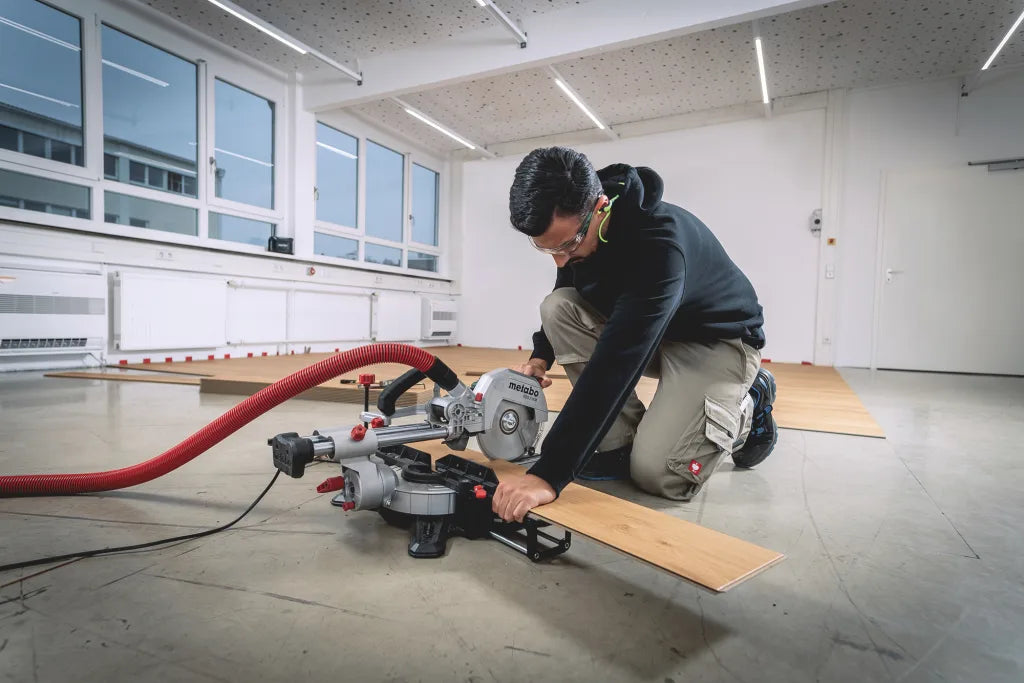 Metabo - Metabo KGS-216MN Sliding Mitre Saw 216mm 1500W 240V - Person using a Metabo miter saw on wood. - imagen 3