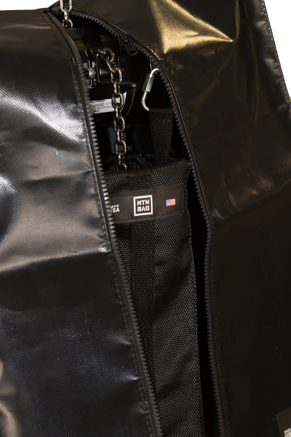 Close-up of a black hoist weather cover with a zipper and a brand label. - imagen 2