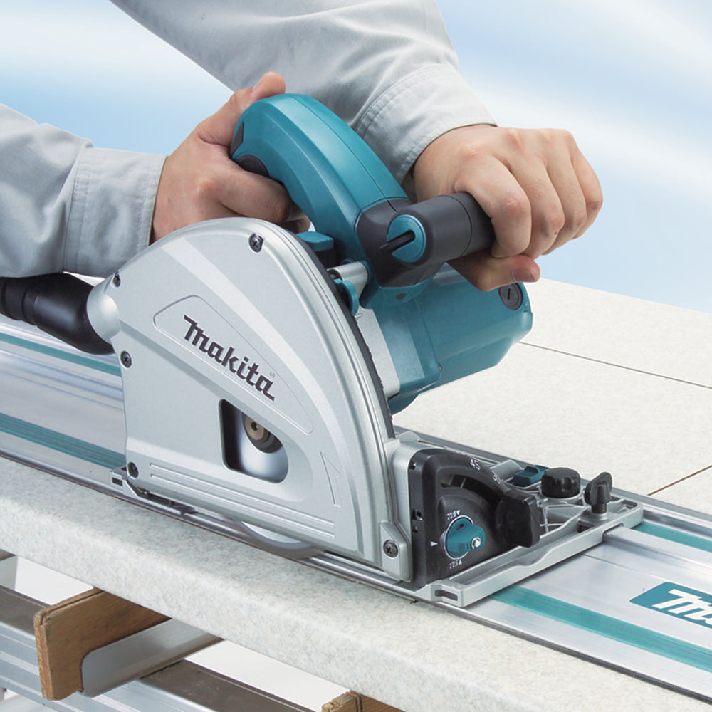 Makita - Makita SP6000J2 Plunge Saw - Makita track saw cutting laminate on guide rail. - imagen 7