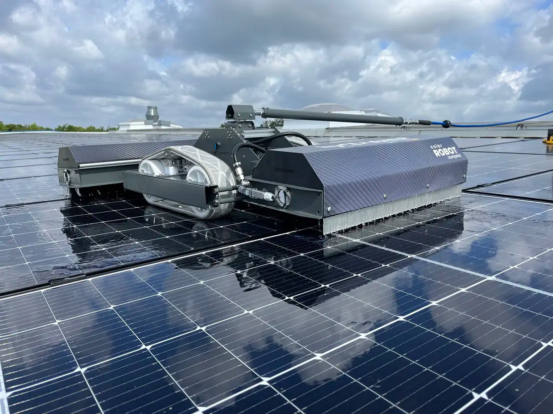 Robot cleaning solar panels on a cloudy day - imagen 11