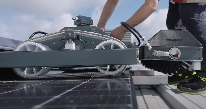 Person using a solar panel cleaning machine on a roof - imagen 16