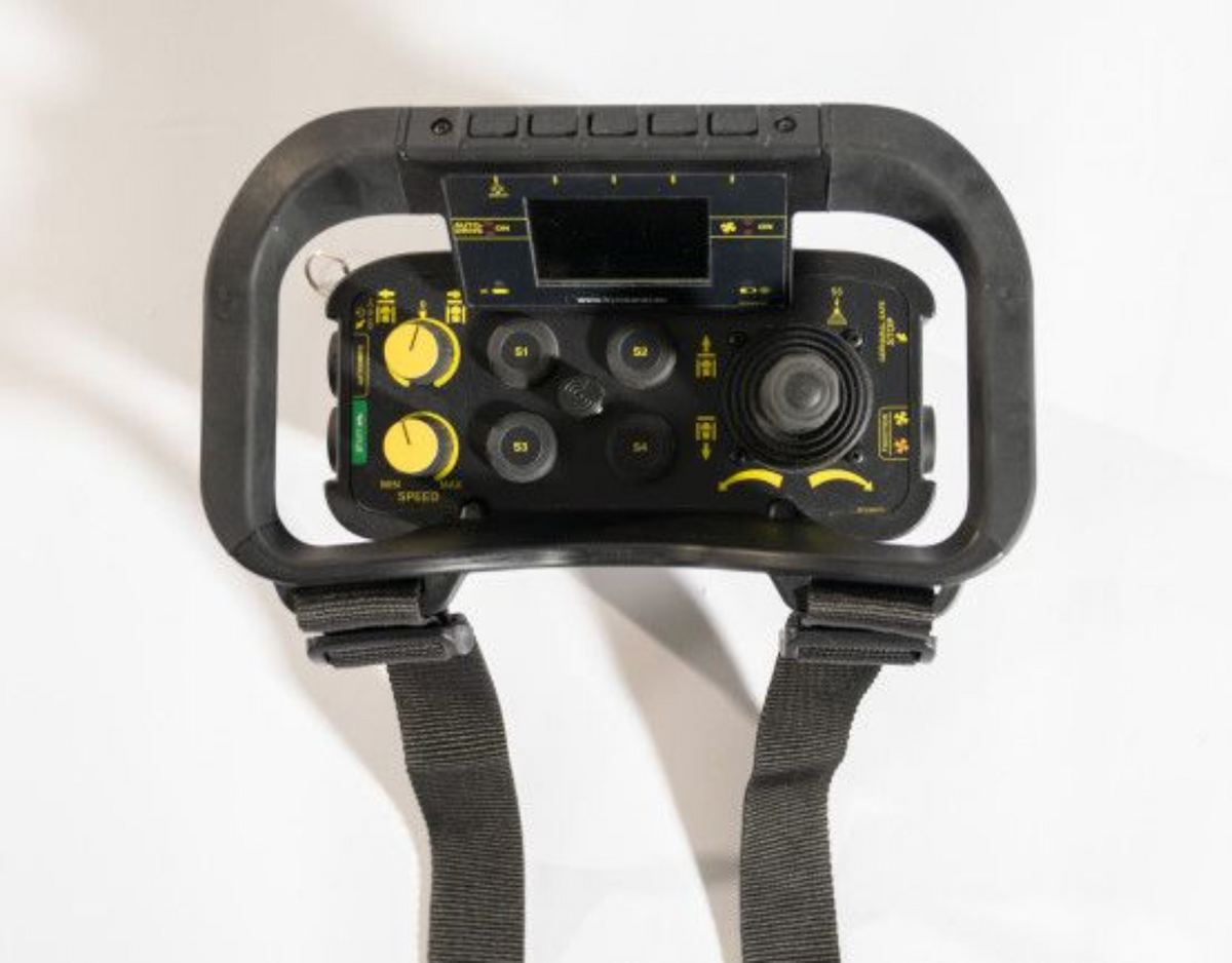Black handheld device with control buttons and straps on a white background - imagen 6