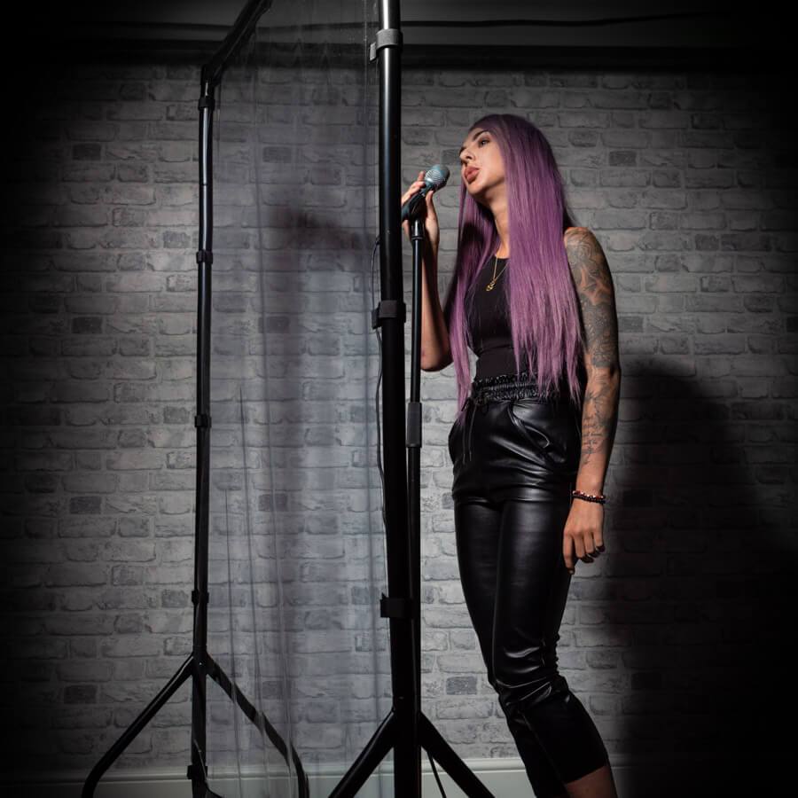 Dirty Rigger Floor Standing Sneeze Guard – Designed specifically for smaller venues where space just isn’t an option. A durable metal frame supports an easy to clean. Fitted with lockable castor wheels for easy mobility. – Now available at MTN Shop UK. - imagen 3