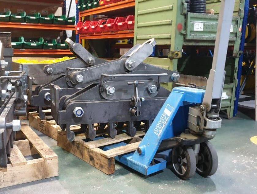 Camlok Interchangeable Multi Rail Grab MRC 5000-8000 KG – The MRC Multi-rail grabs have been designed to facilitate the fast bulk handling of rail sections. – Now available at MTN Shop UK. - imagen 6