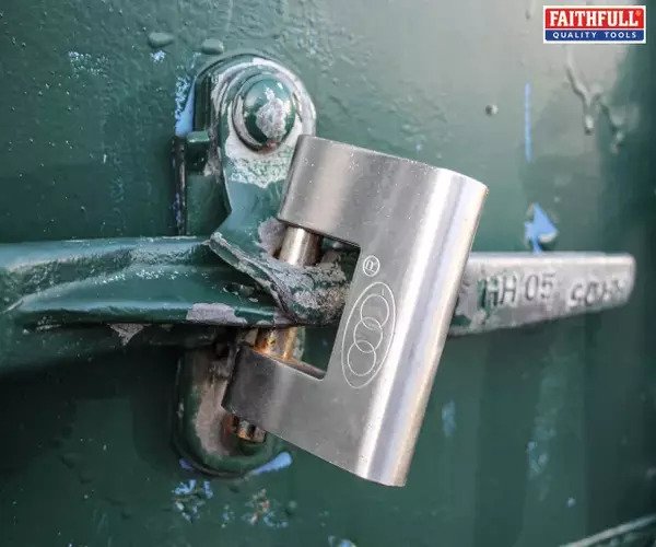 Brass Shutter Padlock - imagen 4