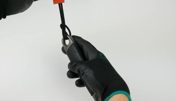 Stronghold Tether Cinch Loop (Pack of 2) – The Tether Cinch Look is the no-fuss option – create a tether point on any tool with a captive hole or handle. – Now available at MTN Shop UK. - imagen 5