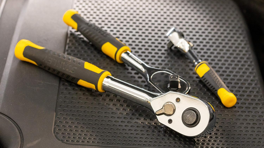 Stanley 72-tooth ratchet handle with comfort grip for tightening and loosening nuts and bolts in workshop, maintenance and DIY jobs.