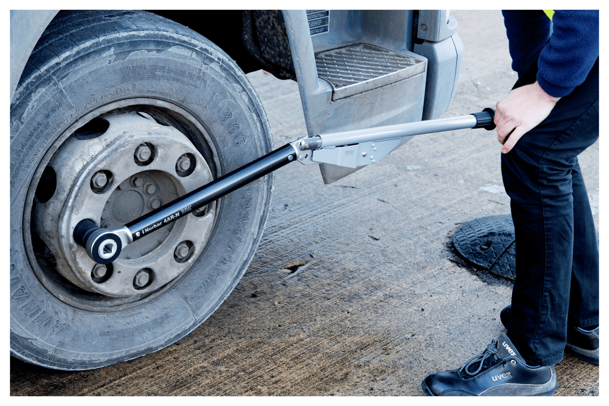 Norbar 5R-N 3/4in torque wrench used for heavy-duty wheel maintenance - imagen 4