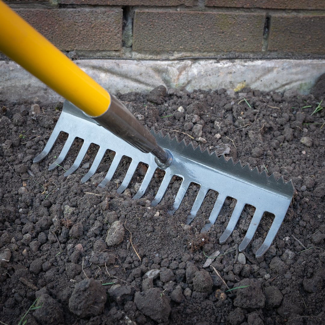 Roughneck Sharp-Edge Soil Rake with serrated scraping blade - imagen 3