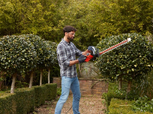 BLACK + DECKER BEHTS401 Hedge Strimmer® with Saw Blade 55cm 500W 240V – – Now available at MTN Shop UK. - imagen 5