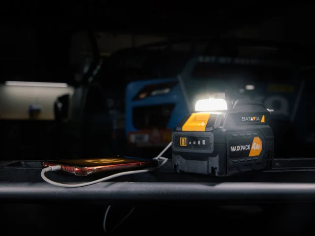 Batavia Battery USB Charging Adapter & Flashlight 18V – – Now available at MTN Shop UK. - imagen 3