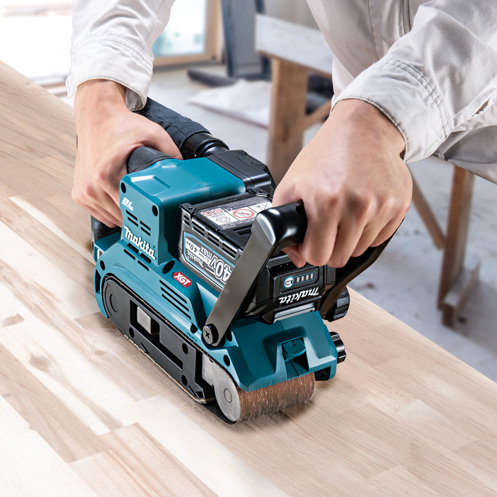Makita - Makita BS001GZ01 XGT® 40Vmax BL Sander 40V Bare Unit - Cordless belt sander with ergonomic handle on wood. - imagen 4