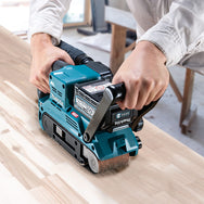 Makita - Makita BS001GZ01 XGT® 40Vmax BL Sander 40V Bare Unit - Cordless belt sander with ergonomic handle on wood. - imagen 4