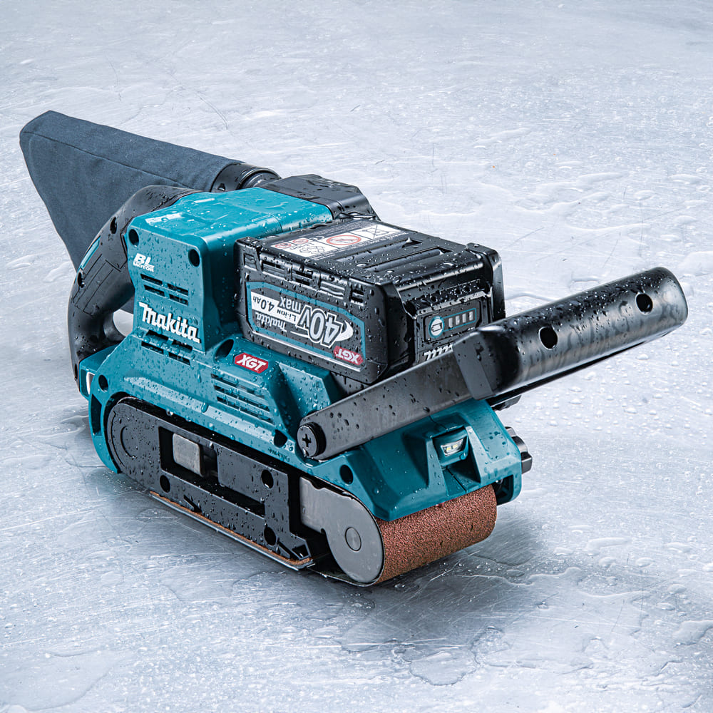 Makita - Makita BS001GZ01 XGT® 40Vmax BL Sander 40V Bare Unit - Makita cordless belt sander, blue, wet surface. - imagen 9