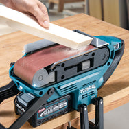 Makita - Makita BS001GZ01 XGT® 40Vmax BL Sander 40V Bare Unit - Makita cordless belt sander smoothing wooden plank. - imagen 18