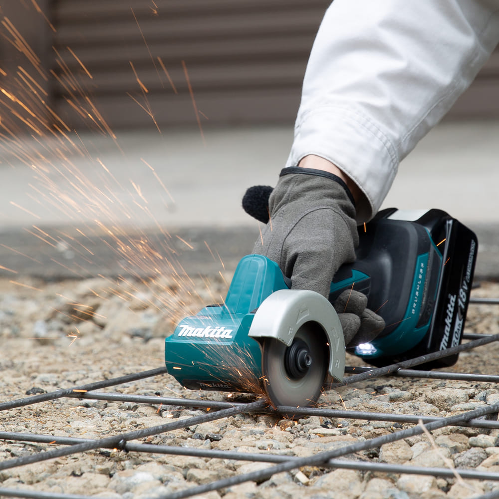 Makita - Makita DMC300Z LXT Compact Cut-off Saw 18V Bare Unit - Cordless mini angle grinder cutting metal rods. - imagen 3