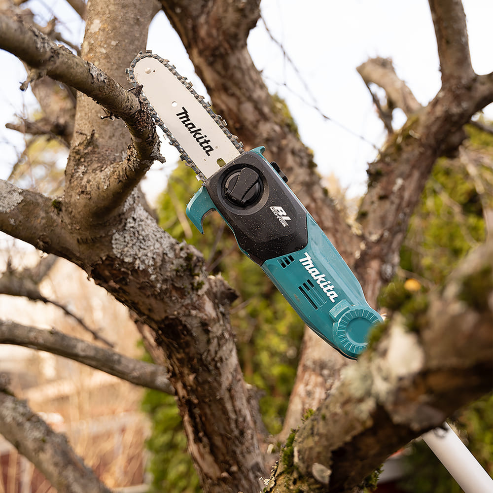 Makita - Makita DUA200RT LXT Pole Saw 18V 1 x 5.0Ah Li-ion - Makita cordless chainsaw cutting through tree branch. - imagen 7