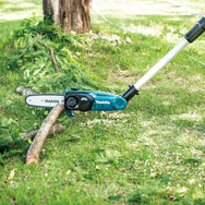 Makita - Makita DUA200RT LXT Pole Saw 18V 1 x 5.0Ah Li-ion - Makita cordless pole saw trimming tree branches outdoors. - imagen 8