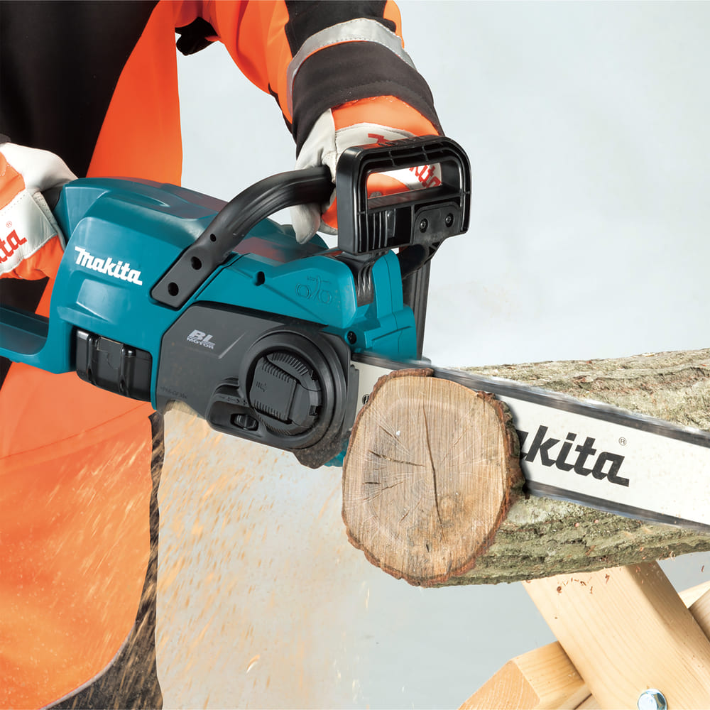 Makita - Makita DUC357RT LXT Brushless Chainsaw - Makita cordless chainsaw cutting wood log. - imagen 3