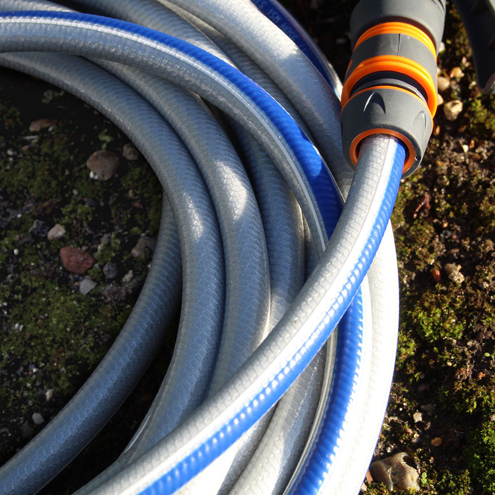 Faithfull Flexible Anti-Twist Hose connected to a tap fitting outdoors - imagen 6