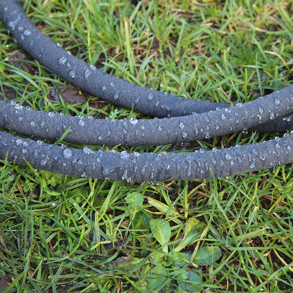 Faithfull 15 Metre Soaker Hose Kit laid across grass showing porous texture - imagen 4
