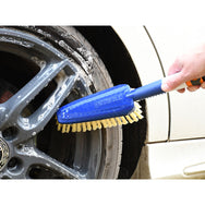 Faithfull Water Flow Hand Brush cleaning a car alloy wheel - imagen 3