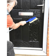 Faithfull Water Flow Hand Brush cleaning a black front door - imagen 4