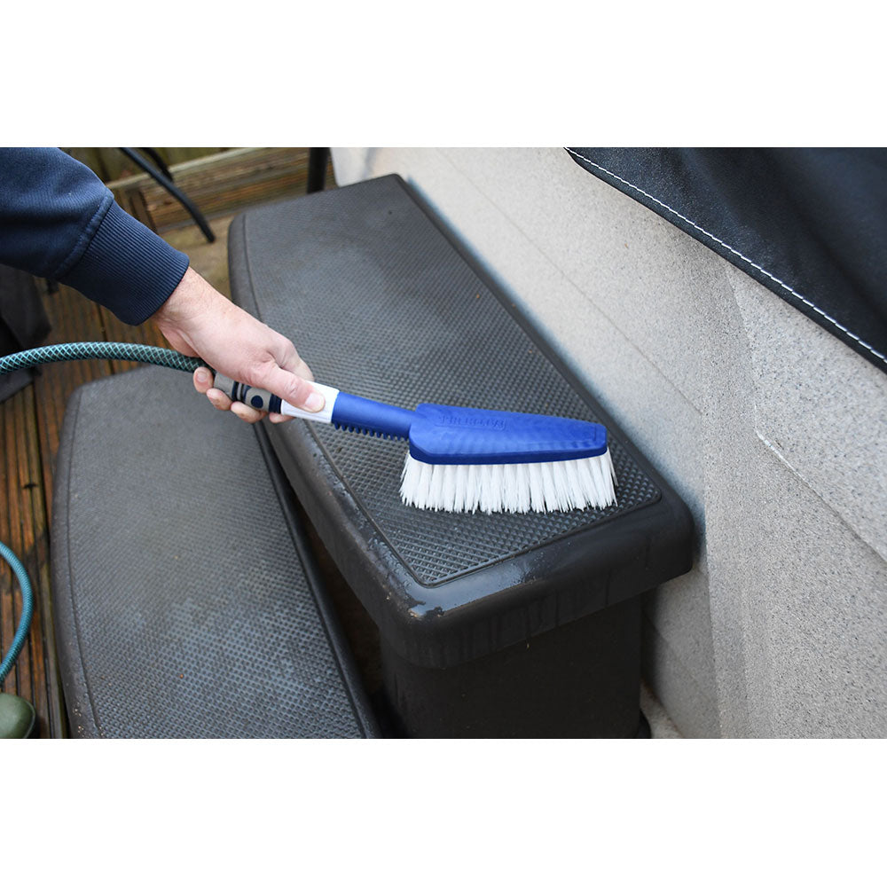 Faithfull Water Flow Hand Brush cleaning a car interior surface - imagen 13